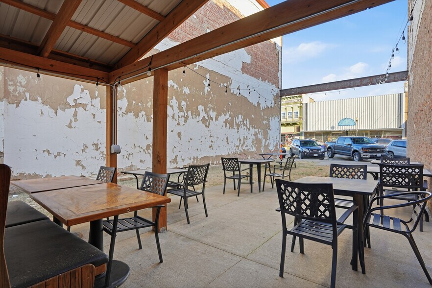 More Photos Of 103 N Allen St, Centralia General Retail For Sale
