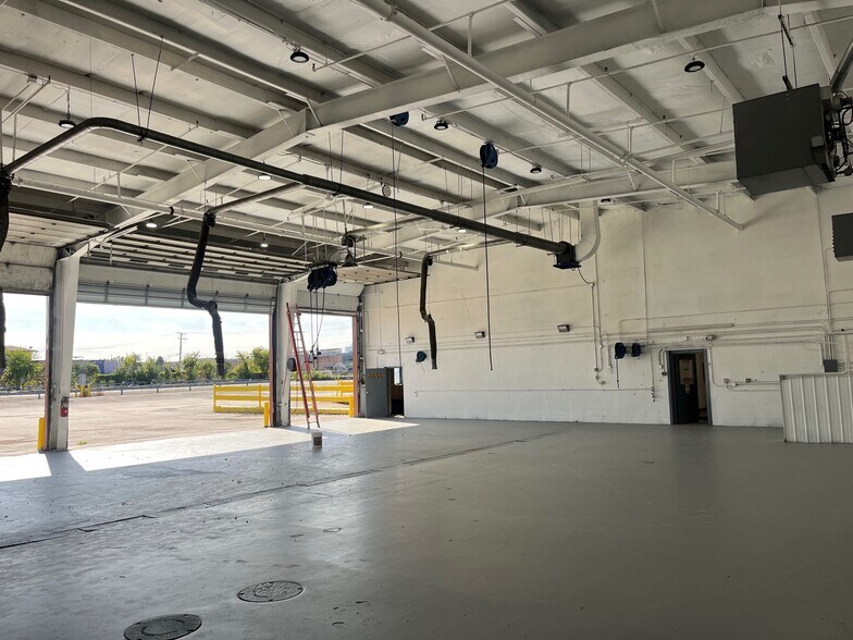 More Photos Of 2230 Ernie Krueger Cir, Waukegan Truck Terminal For Lease