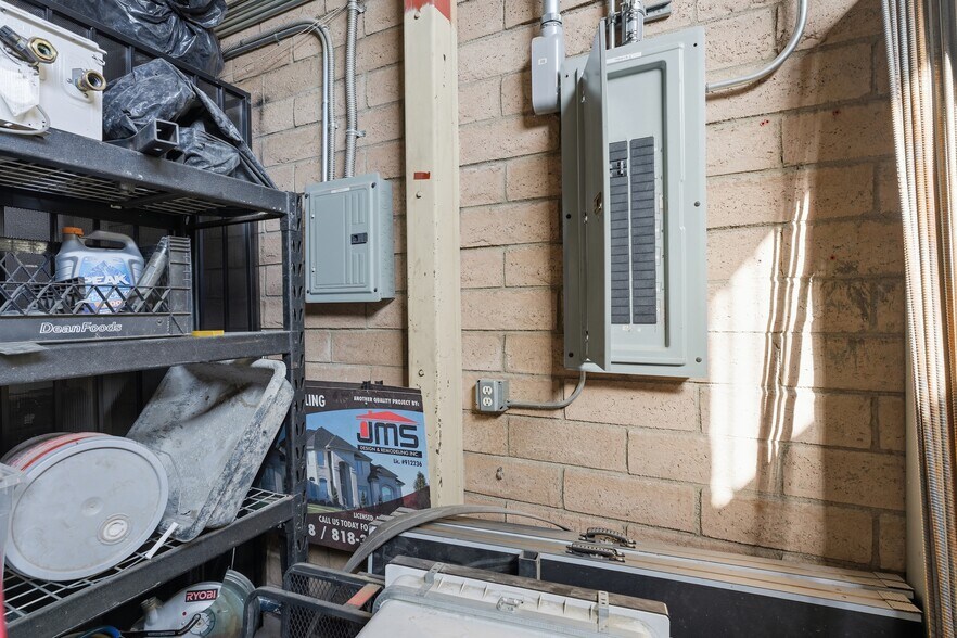 More Photos Of 18522 Gresham St, Northridge Warehouse For Sale