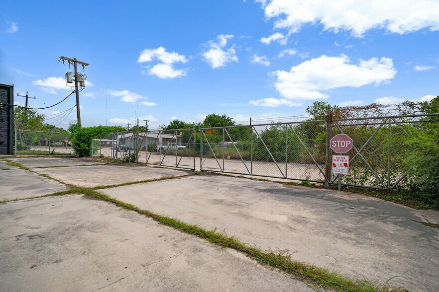 More Photos Of 7503 Harlow Dr, San Antonio Freestanding For Lease