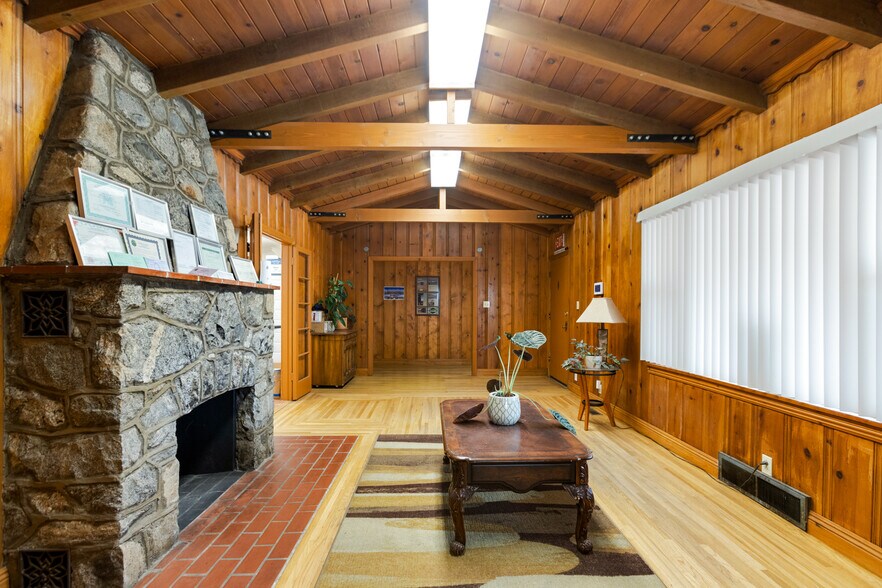 More Photos Of 635 Veile Ave, Beaumont Office For Sale