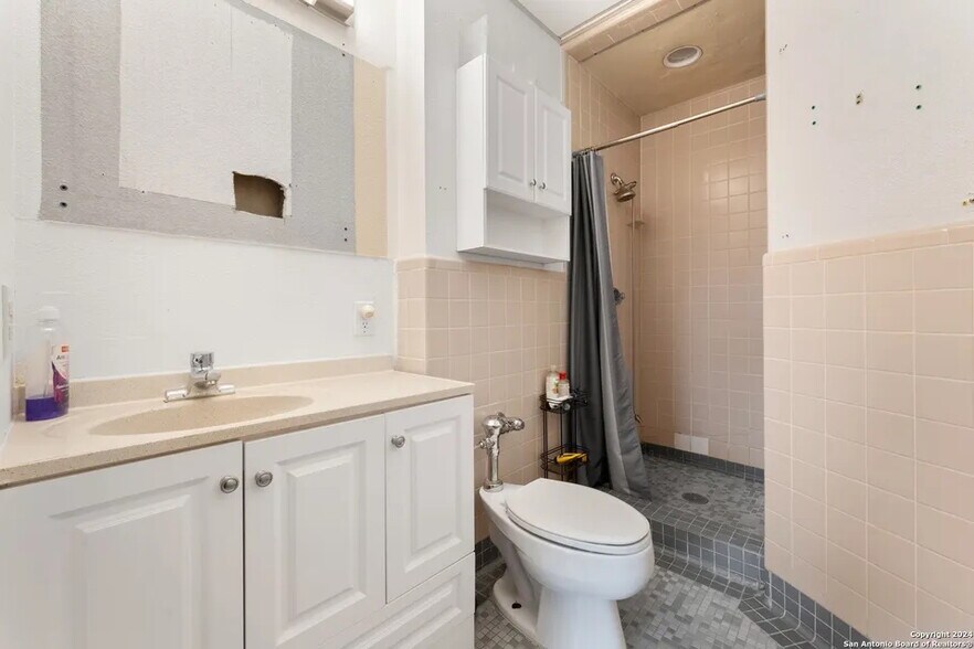 More Photos Of 2323 Buena Vista St, San Antonio Freestanding For Sale