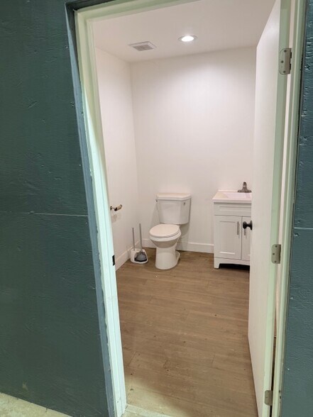 More Photos Of 905-917 Corporation St, Santa Paula Warehouse For Sale