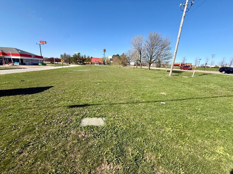 More Photos Of 1700 Fredrick Ln, Normal Restaurant For Sale