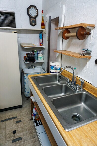 More Photos Of 109 Wilburn Valley Rd, Pearisburg General Retail For Sale