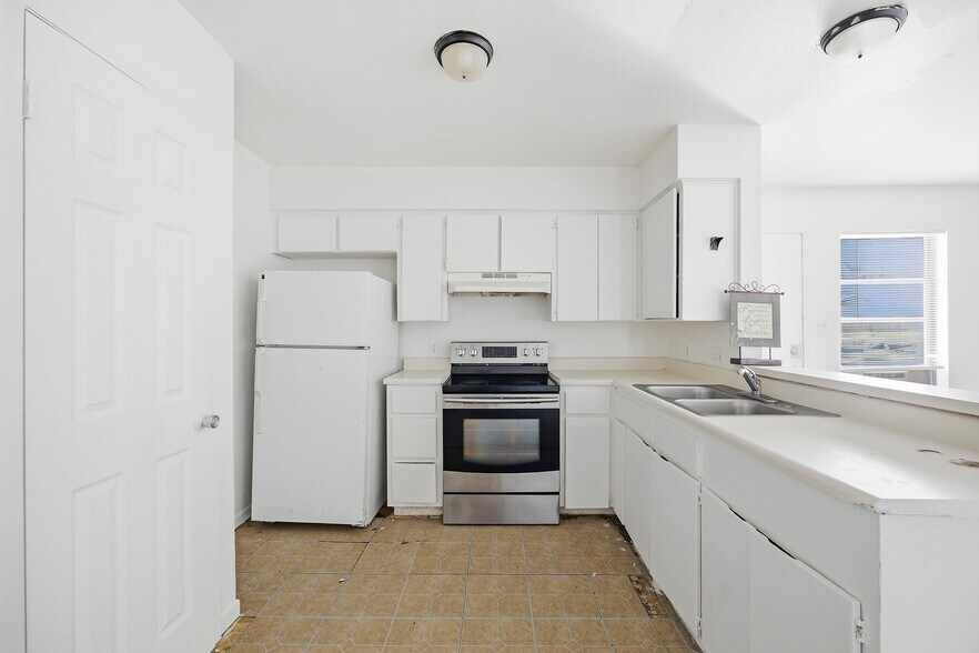 More Photos Of 1105 Westwood Ln, Giddings Apartments For Sale