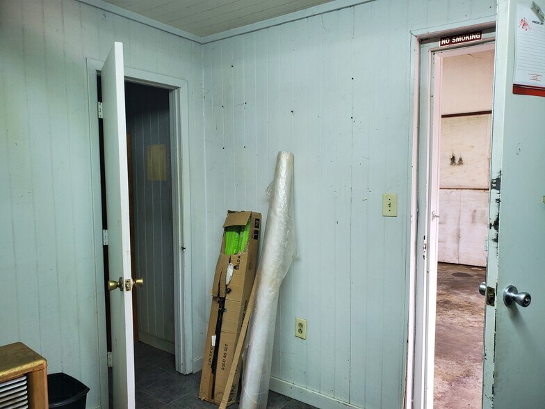 More Photos Of 108 West Gillum, Grandview Warehouse For Sale