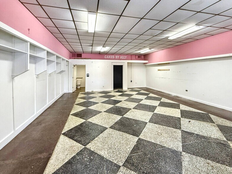 More Photos Of 109 W Monroe St, Herrin Storefront Retail Residential For Sale