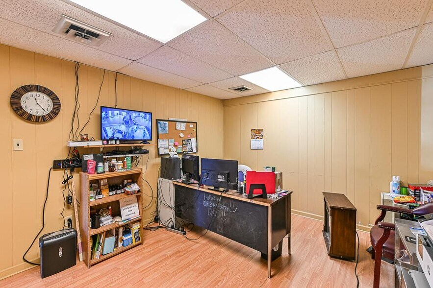 More Photos Of 1102 Mineral Wells Ave, Paris Office For Sale