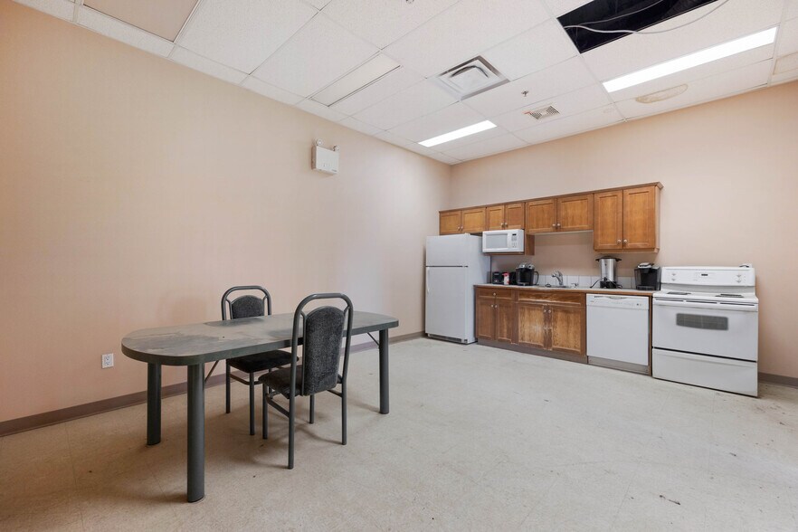 More Photos Of 105 Oak Crt, Anzac Warehouse For Sale