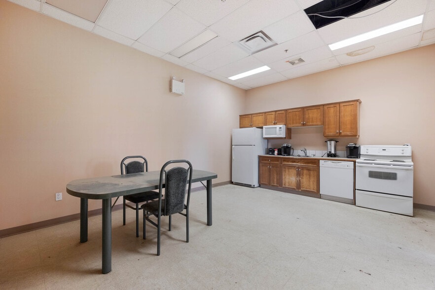 More Photos Of 105 Oak Crt, Anzac Warehouse For Sale