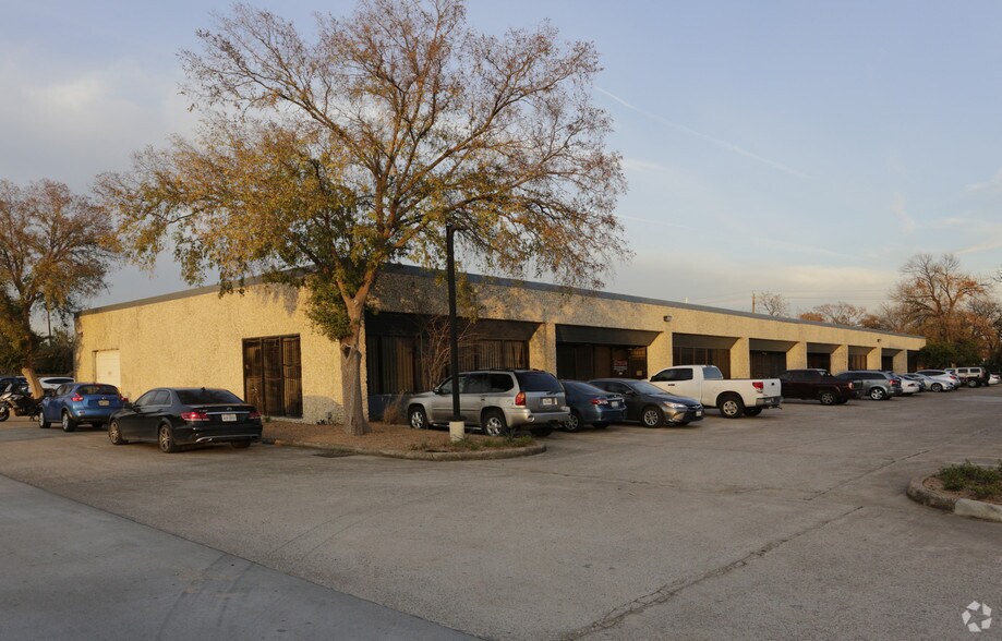 More Photos Of 9434 Katy Fwy, Houston Research And Development For Lease