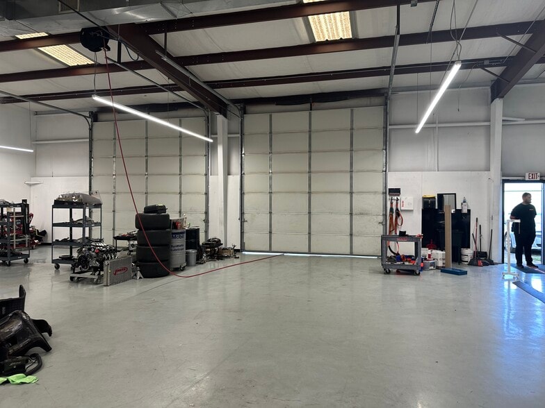 More Photos Of 1046 Gateway Dr, Mooresville Auto Repair For Lease