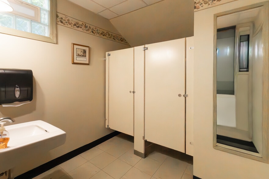 More Photos Of 309 N Broad St, Grove City Religious Facility For Sale
