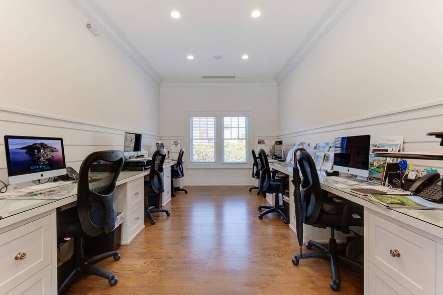 More Photos Of 26 Montauk Hwy, East Hampton Office For Sale