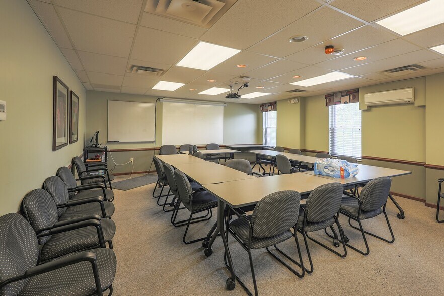 More Photos Of 5830 N High St, Worthington Office For Lease