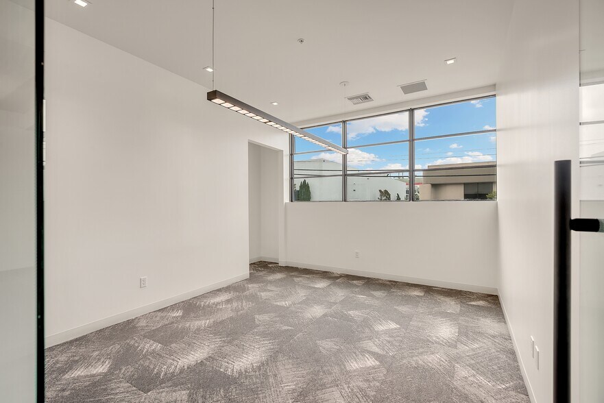 More Photos Of 730 Broadway, Redwood City Research And Development For Lease