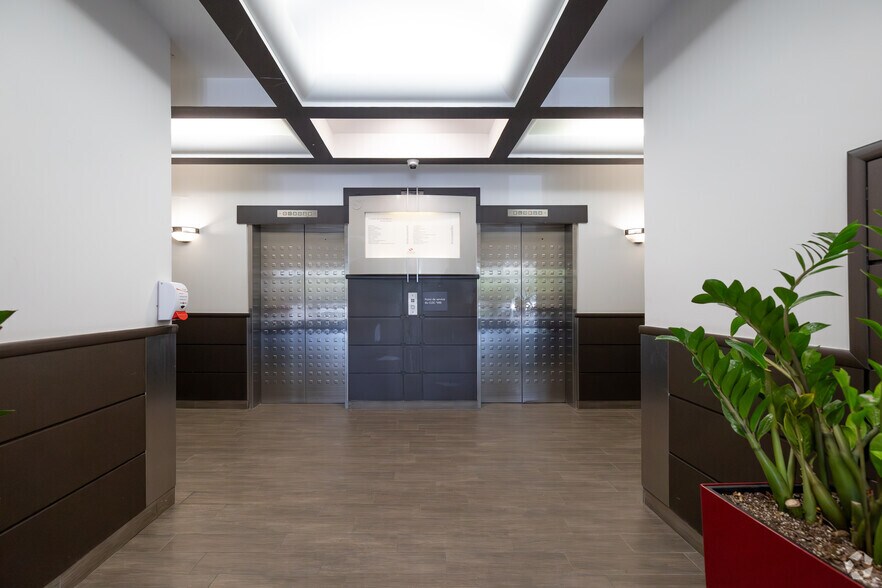 More Photos Of 1 Pl du Commerce, Verdun Office Residential For Lease