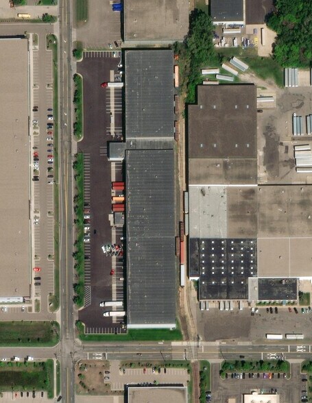 More Photos Of 2500 Walnut St, Roseville Warehouse For Lease