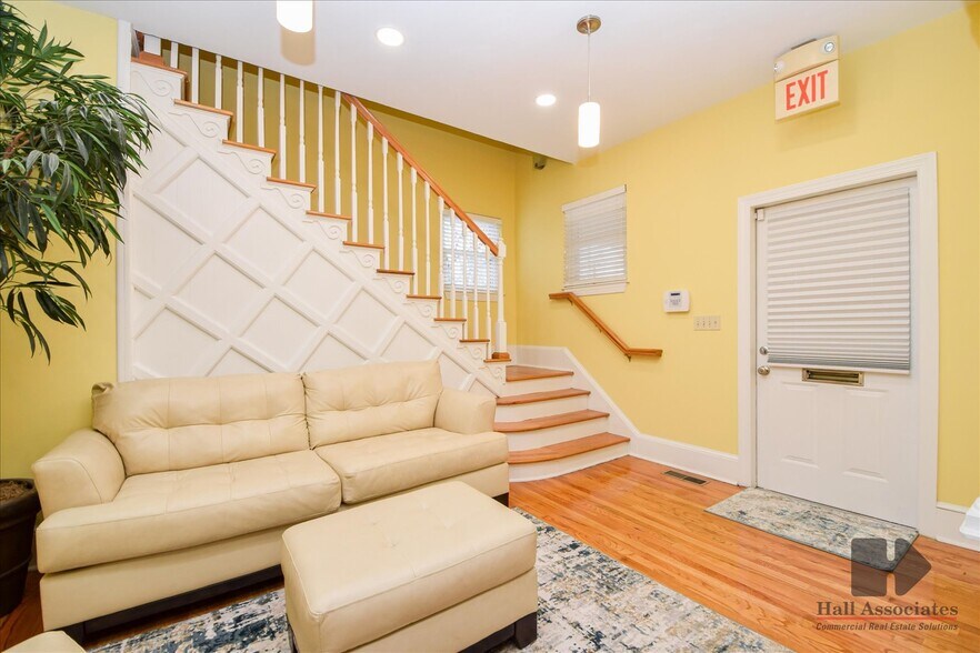 More Photos Of 124 Wells Ave NW, Roanoke Office Residential For Lease