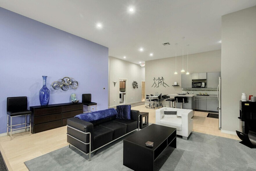More Photos Of 21201 Kathy Ln, Spicewood Loft Creative Space For Sale