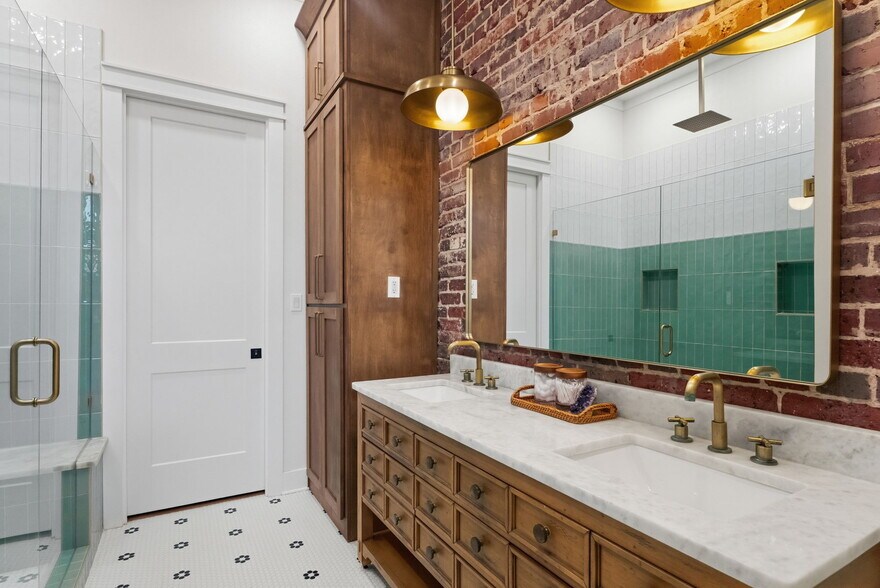 More Photos Of 103 W Duval St, Troup Freestanding For Sale
