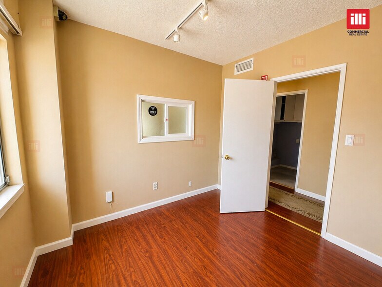 More Photos Of 18400-18406 Ventura Blvd, Tarzana Storefront Retail Office For Lease