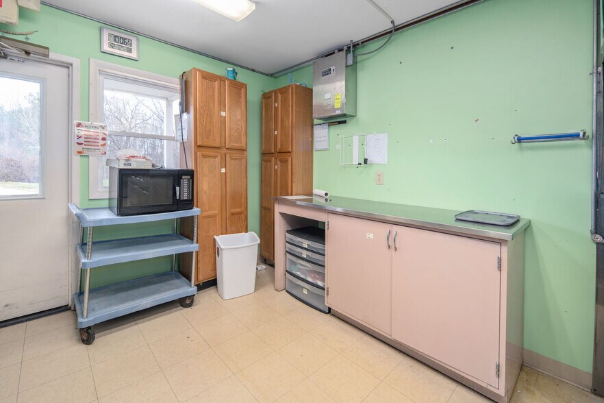 More Photos Of 4956 NY-30, Schoharie Flex For Sale