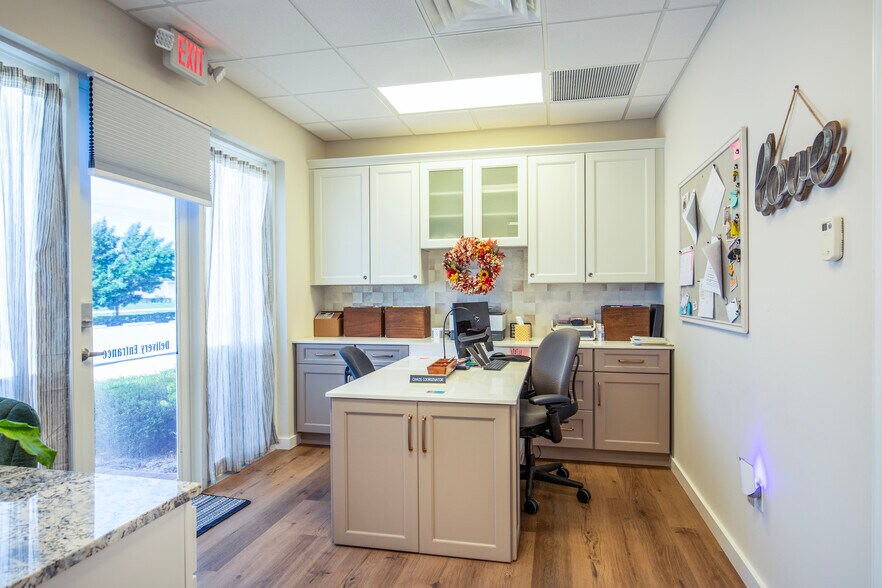 More Photos Of 330 NW Enterprise Dr, Port Saint Lucie Showroom For Lease