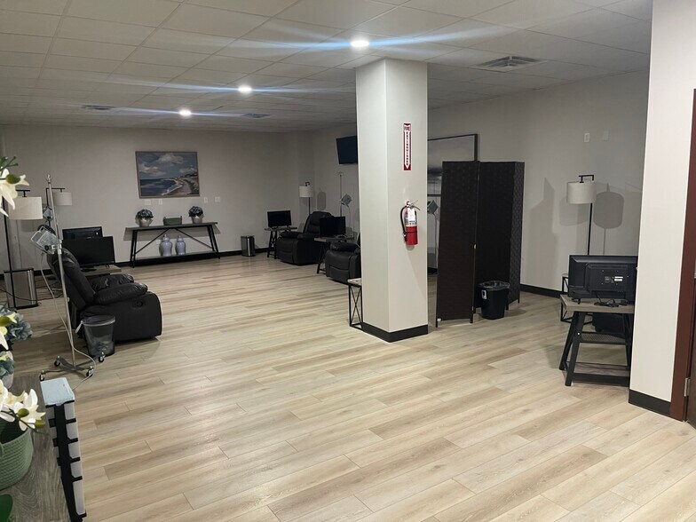 More Photos Of 1915 S Zapata Hwy, Laredo Storefront Retail Office For Lease