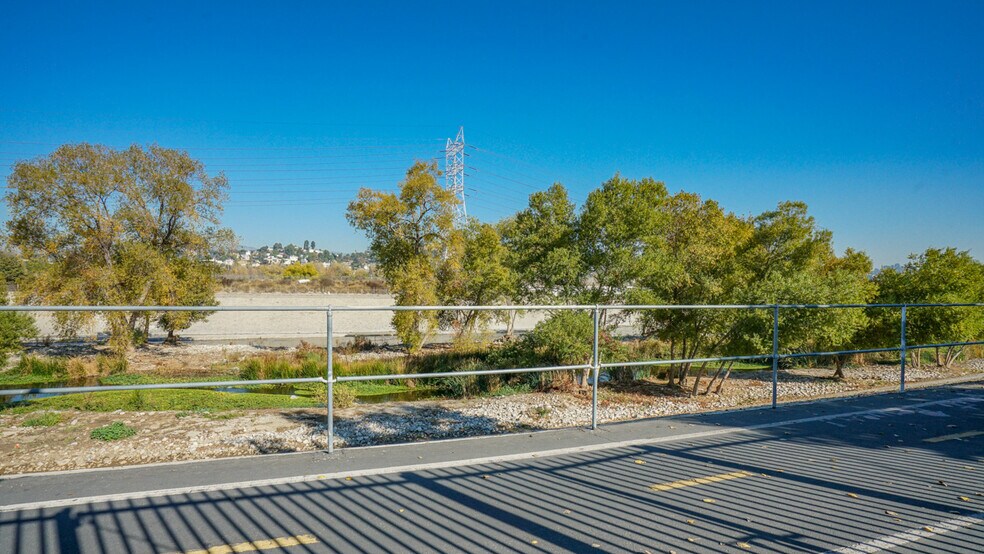 More Photos Of 2431 Eads St, Los Angeles Warehouse For Lease