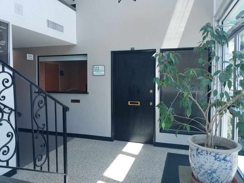 More Photos Of 930 Truxtun Ave, Bakersfield Office For Lease