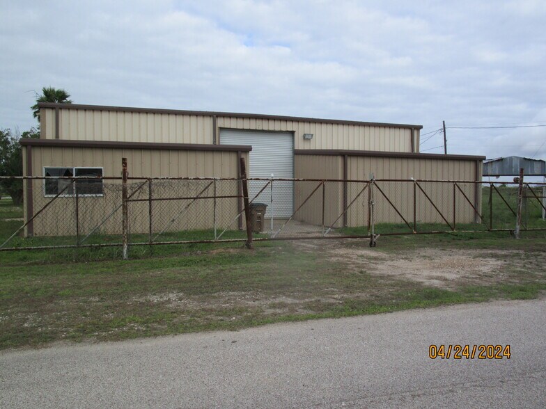 More Photos Of 530 E 2nd St, Freeport Warehouse For Lease