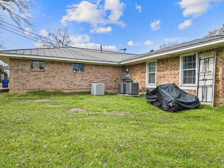 More Photos Of 300 S Cedar St, Crockett Apartments For Sale