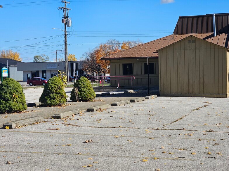More Photos Of 3199 Bay Rd, Saginaw Restaurant For Lease