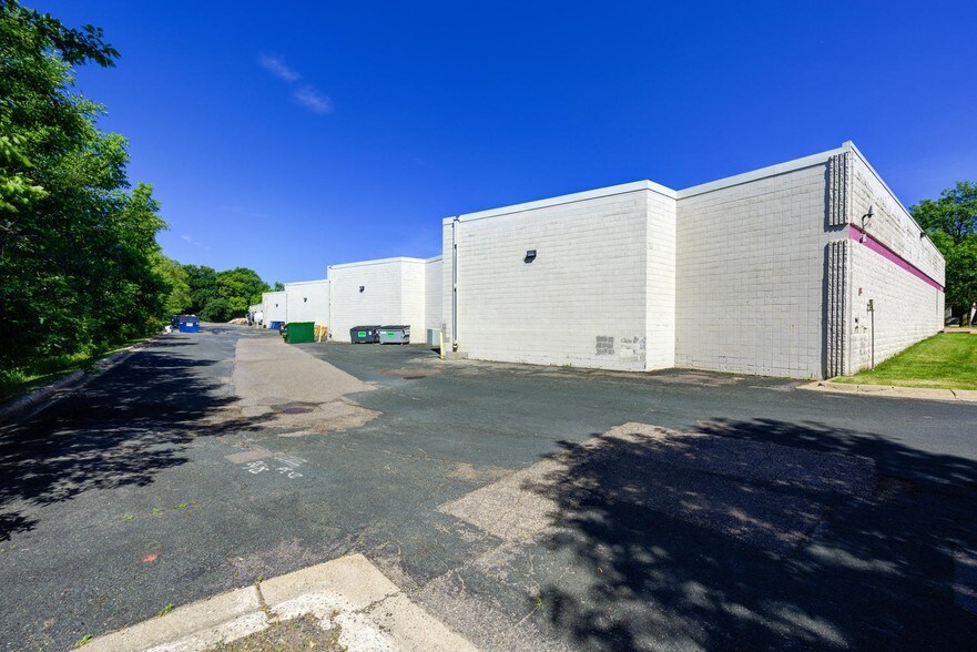 More Photos Of 9901-9927 Valley View Rd, Eden Prairie Showroom For Lease