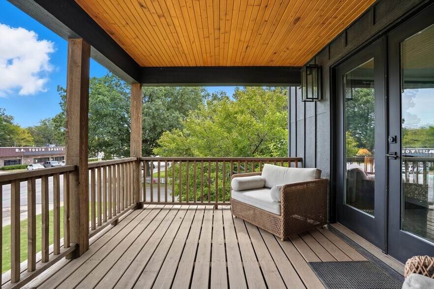 More Photos Of 924 S Main St, Broken Arrow Showroom For Sale