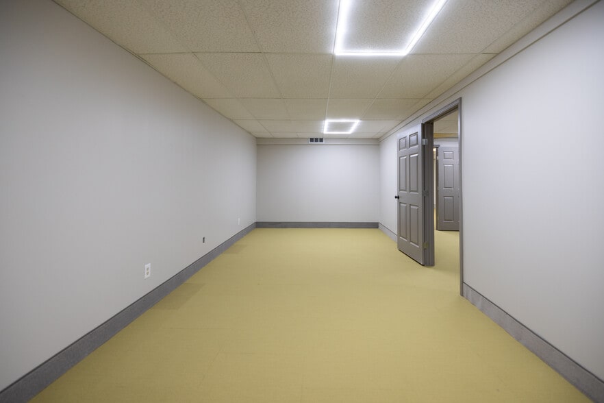 More Photos Of 11108 N Oak Tfwy, Kansas City Office For Lease