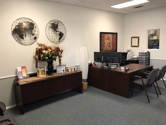 More Photos Of 1200 W Henderson St, Cleburne Storefront Retail Office For Lease