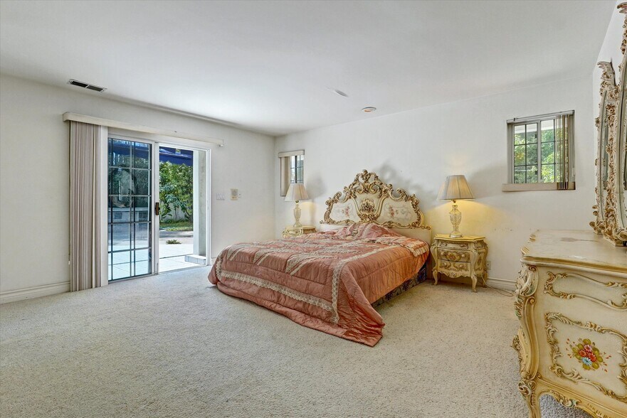 More Photos Of 4623 Hayvenhurst Ave, Encino Apartments For Sale