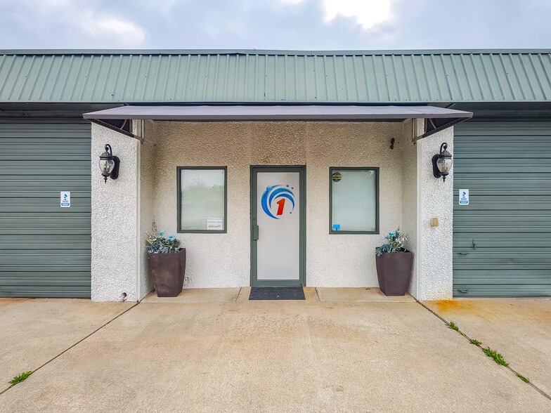 More Photos Of 401 S Ranchwood Blvd, Yukon Flex For Sale