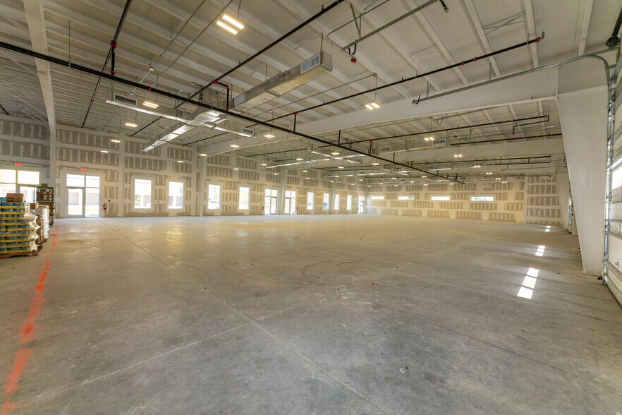 More Photos Of 16350 Innovation Ln, Fort Myers Light Distribution For Lease