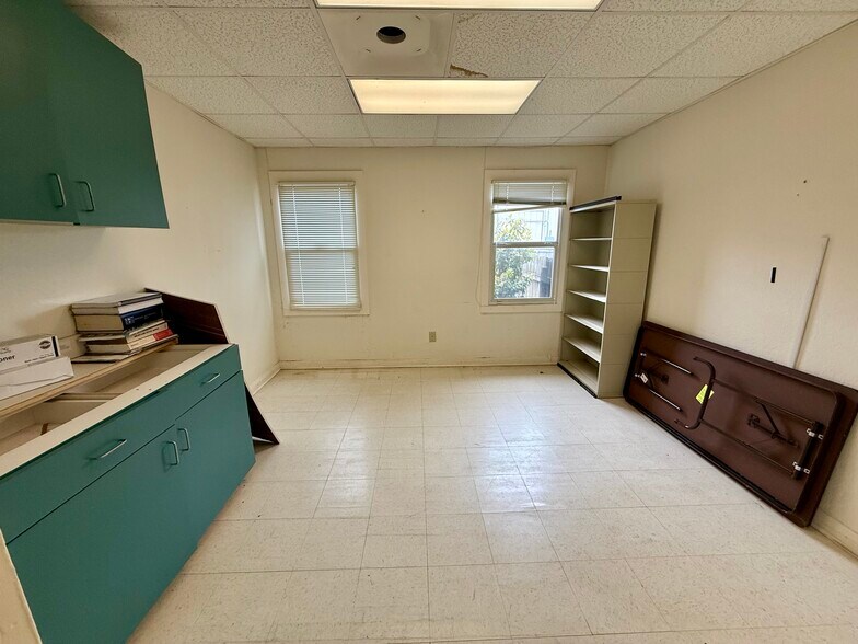 More Photos Of 2410 S Main St, Lindale Office For Sale