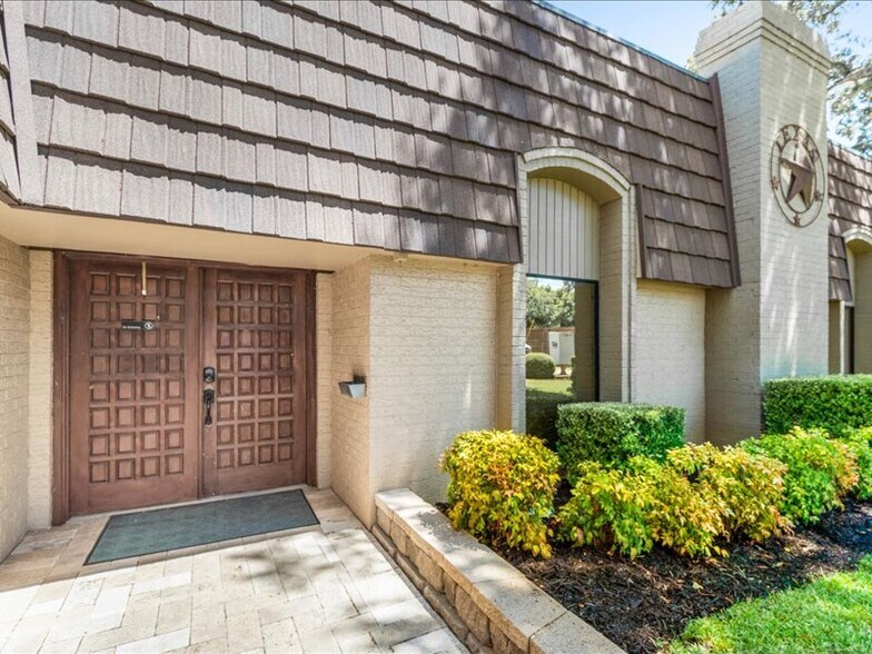 More Photos Of 2020 W Northwest Hwy, Grapevine Office For Lease