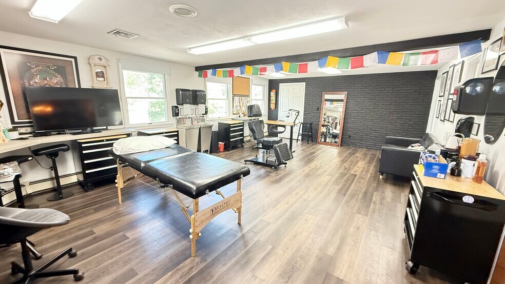More Photos Of 74 Merrick Rd, Amityville Loft Creative Space For Lease