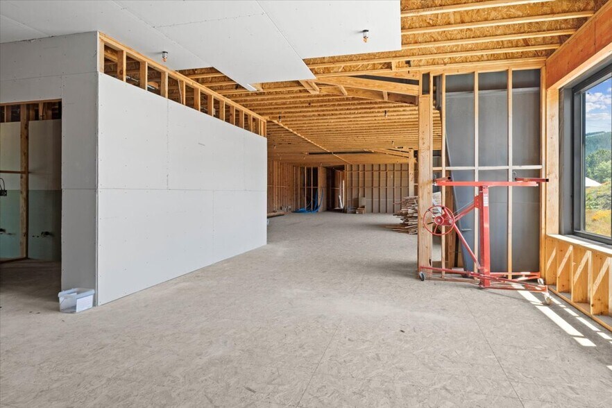 More Photos Of 3030 Lower Mill Dr, Hood River Industrial For Sale