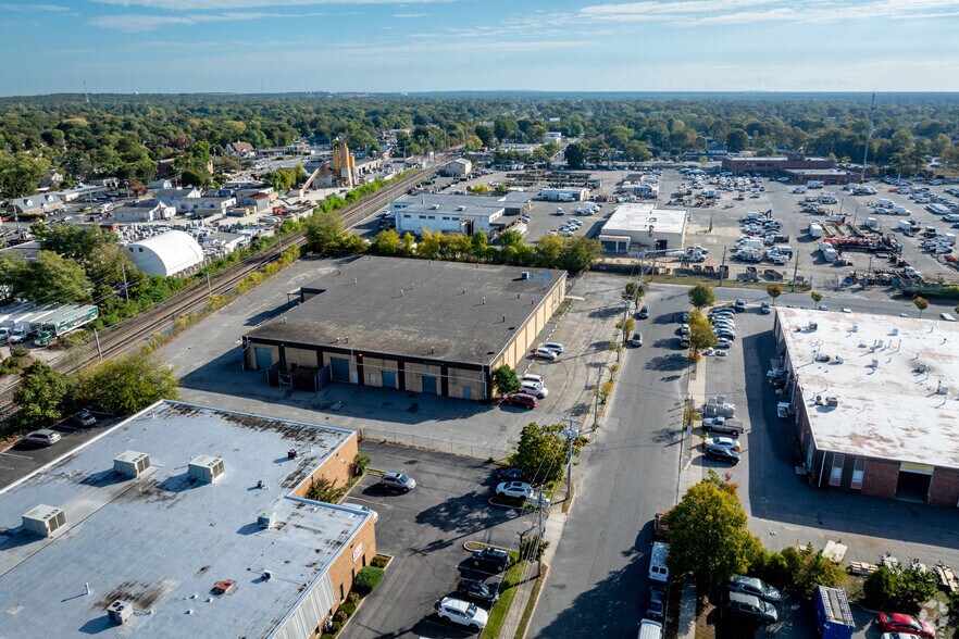 More Photos Of 7 Grand Blvd, Brentwood Warehouse For Lease