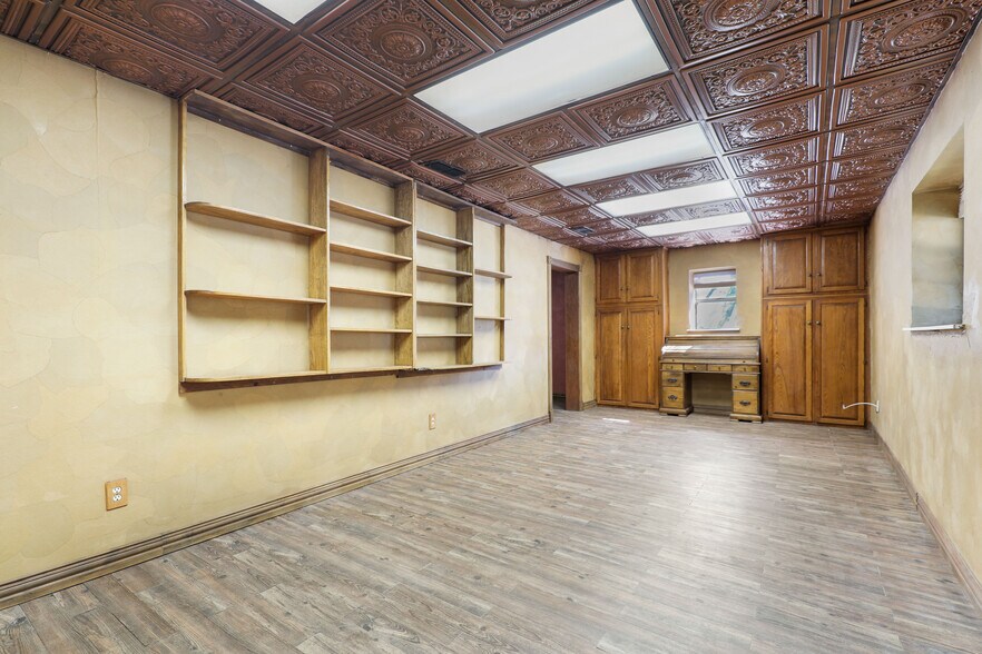 More Photos Of 202 Maple St, Farmersville Showroom For Sale