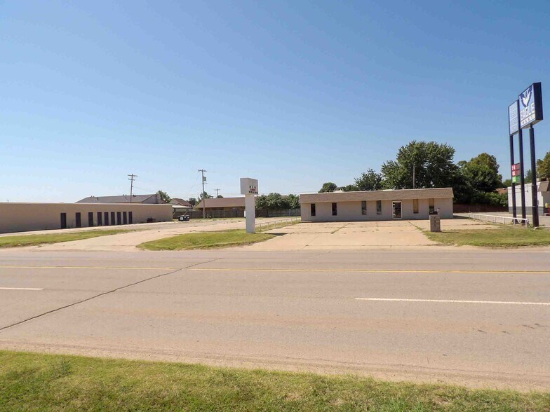 More Photos Of 400 E Jack Choate Ave, Hennessey Office For Sale
