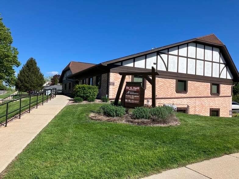 More Photos Of 1305 Chestnut St, West Bend Medical For Lease